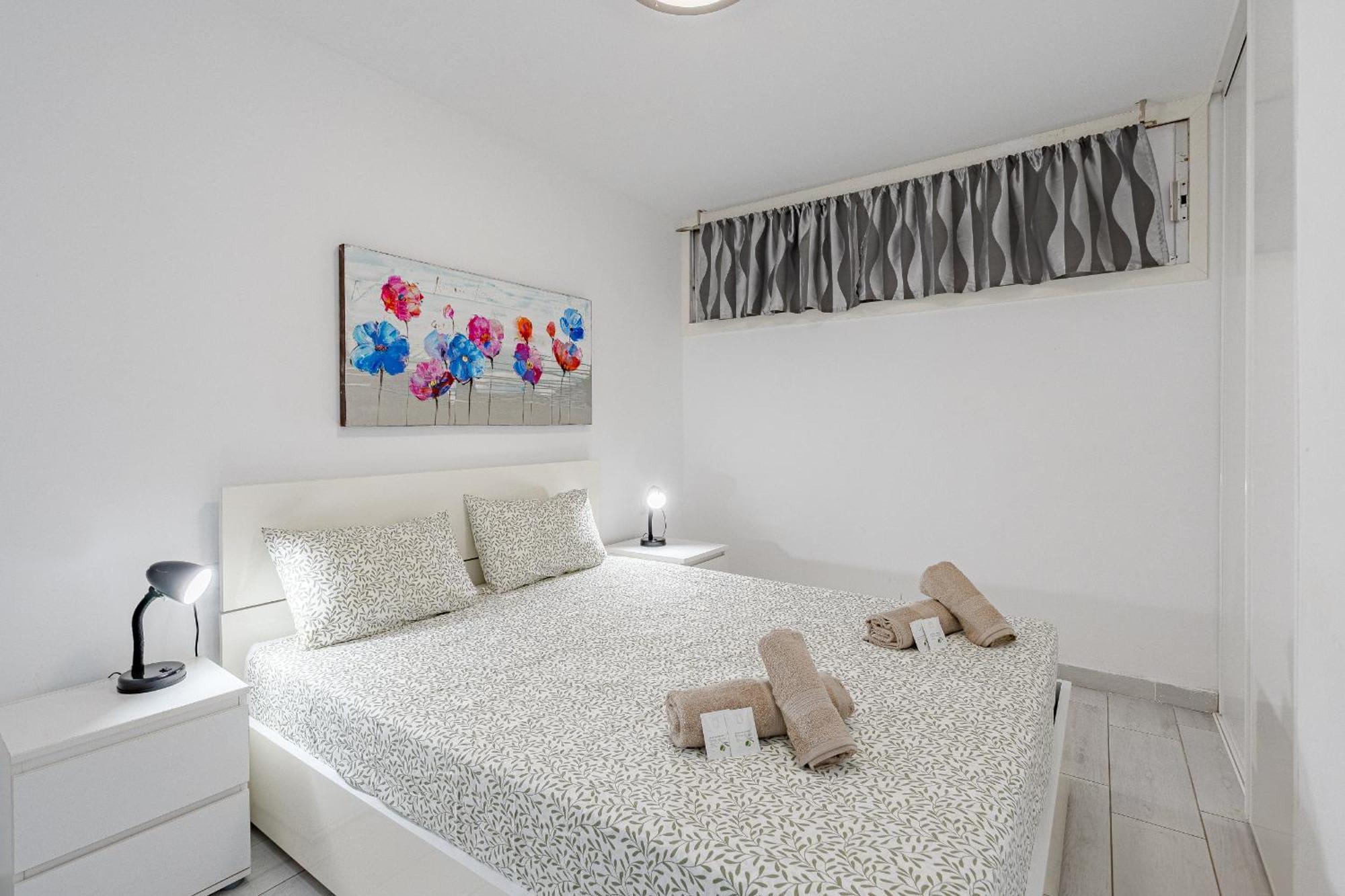 Un dormitorio en Playa de las Américas Costa Adeje  Extérieur photo