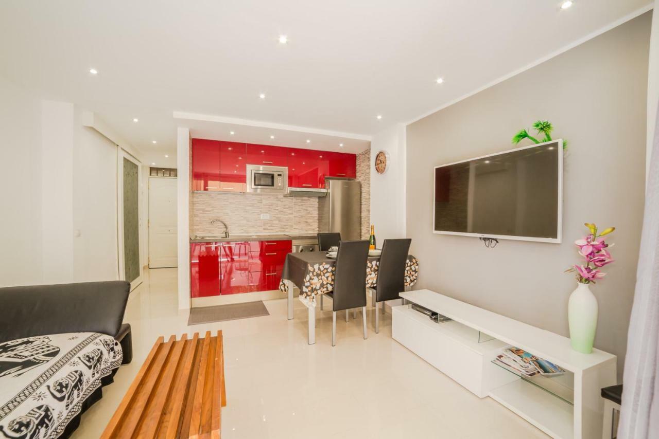 Un dormitorio en Playa de las Américas Costa Adeje  Extérieur photo