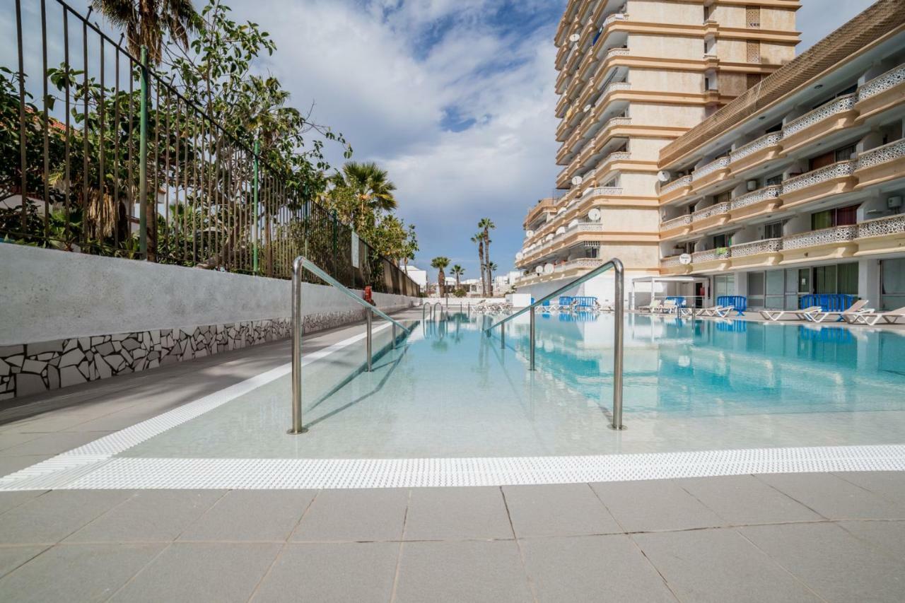 Un dormitorio en Playa de las Américas Costa Adeje  Extérieur photo