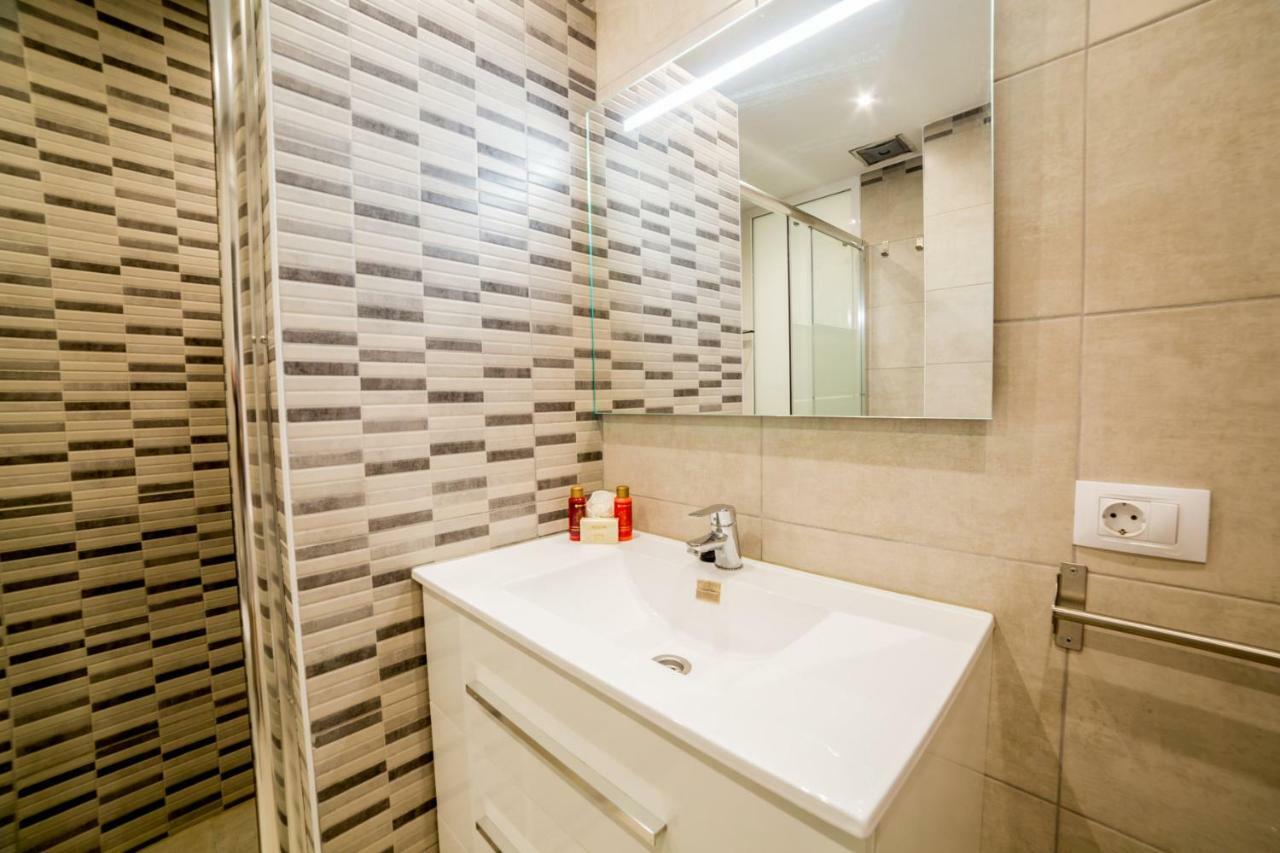 Un dormitorio en Playa de las Américas Costa Adeje  Extérieur photo