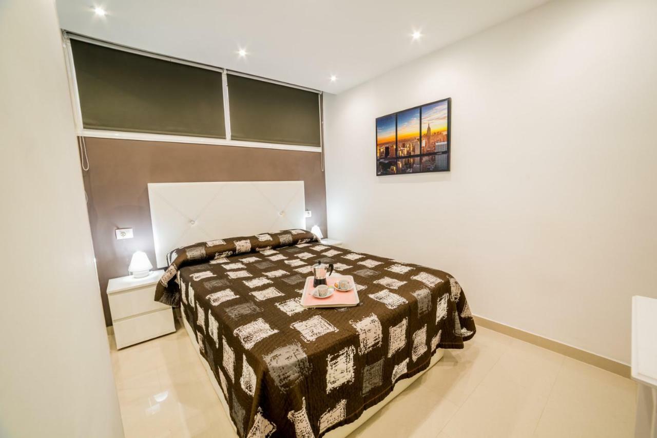 Un dormitorio en Playa de las Américas Costa Adeje  Extérieur photo