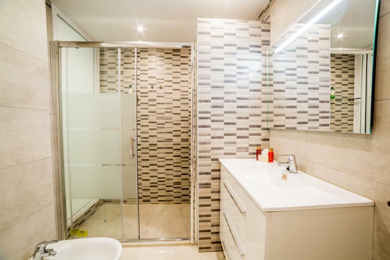 Un dormitorio en Playa de las Américas Costa Adeje  Extérieur photo