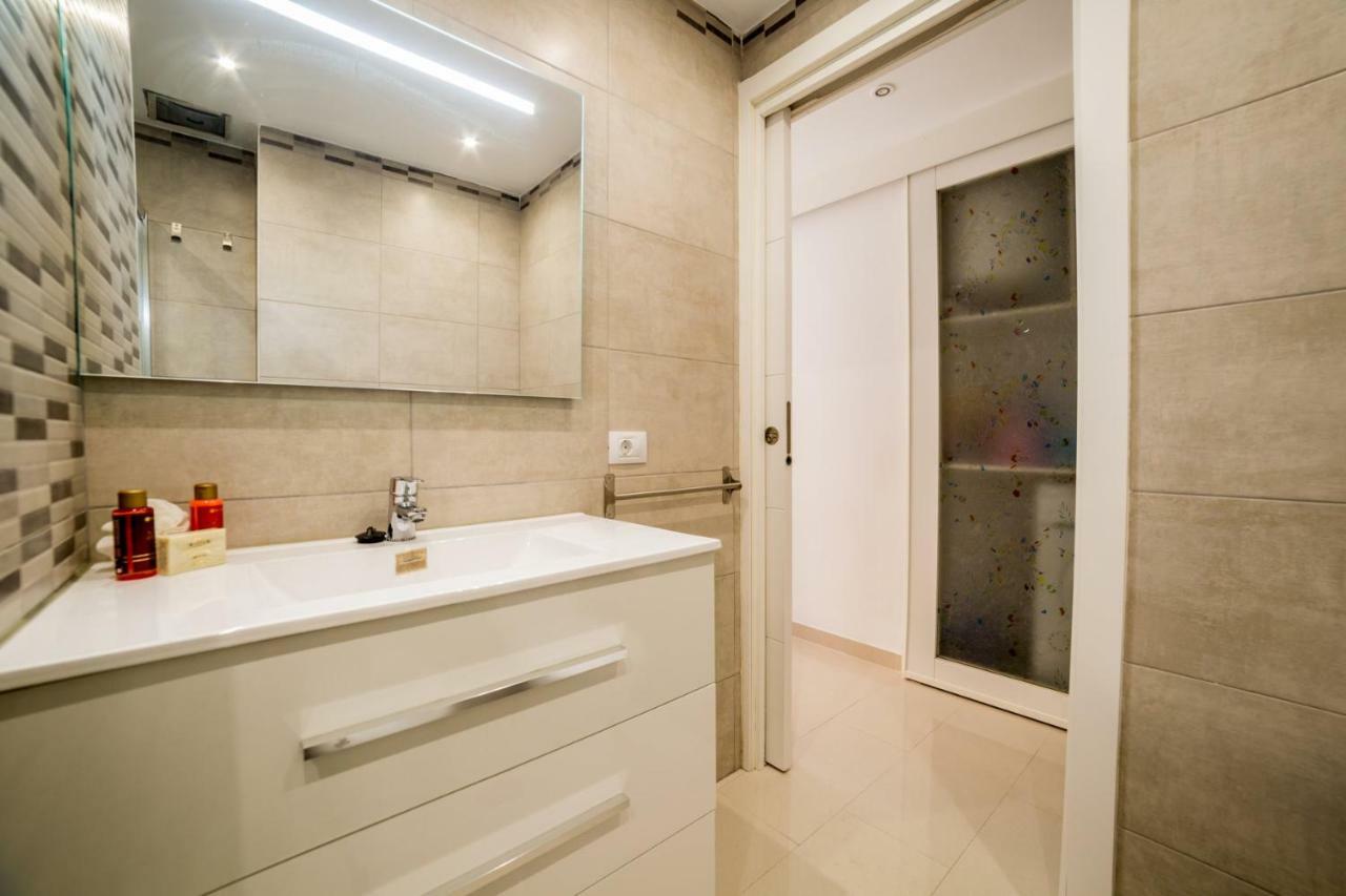 Un dormitorio en Playa de las Américas Costa Adeje  Extérieur photo